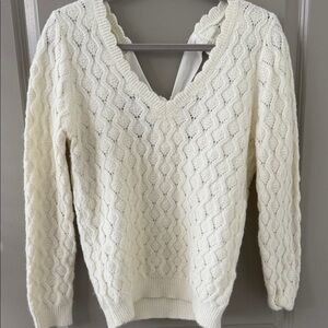 Chic Ivory V-Neck Cable Knit Sweater